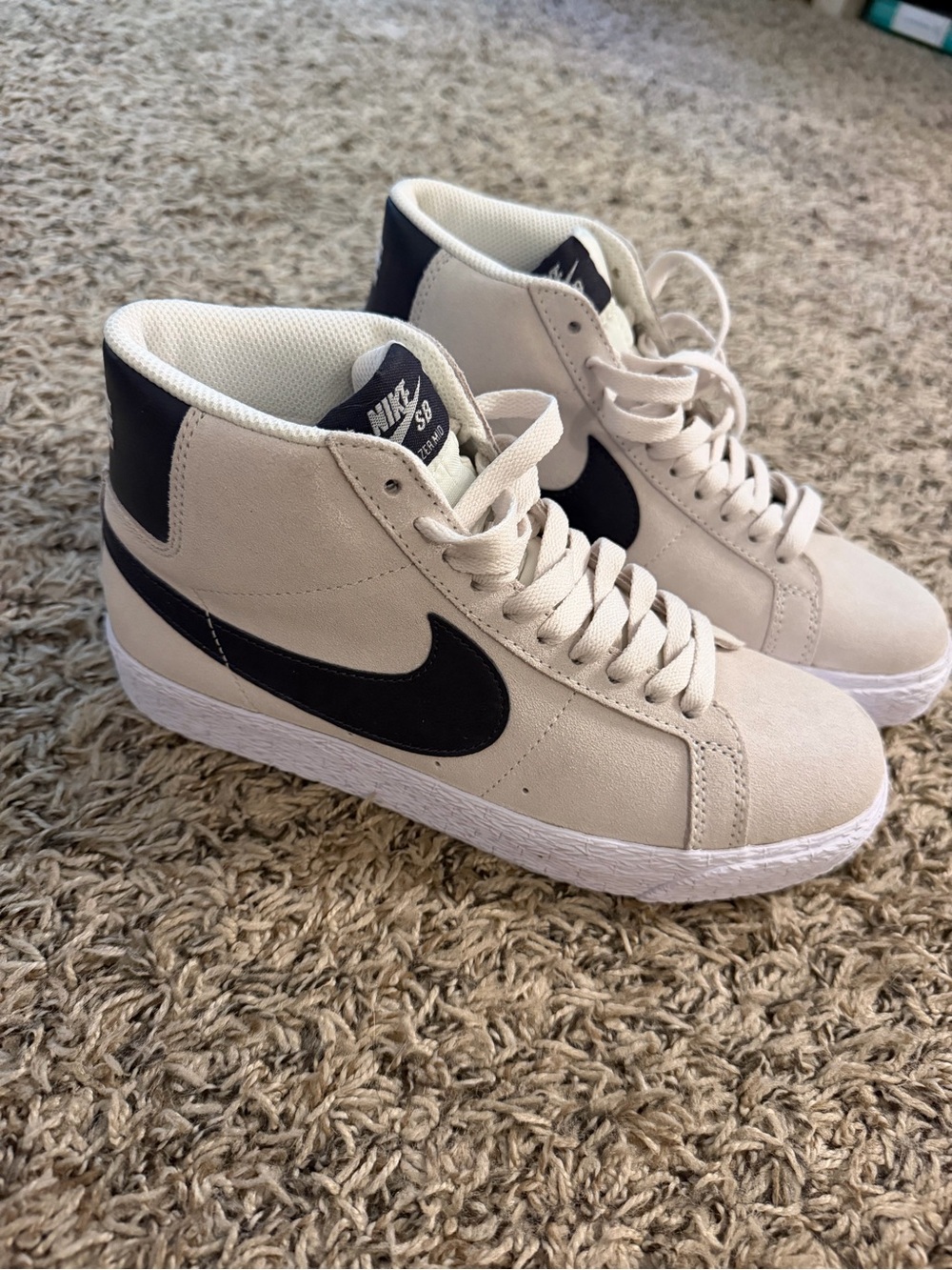NWOT Nike SB Mid-Top Sneakers in White and Black